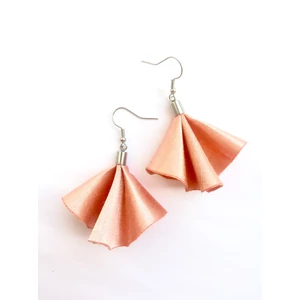 Rózsaszín hajtott fülbevaló