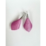 Kép 1/3 - Extra csillogó sziromlevél fülbevaló - sötét rózsaszín